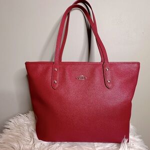 COACH shoulder bag in deep red pebbled leather
